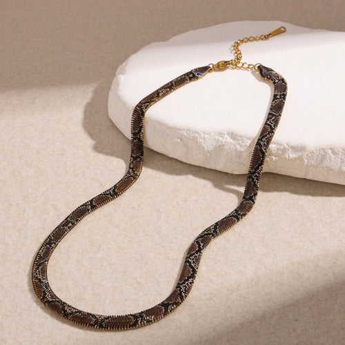 European and American cross-border fashionable snake pattern necklace, light luxury high-end collarbone chain, niche design, versatile necklace